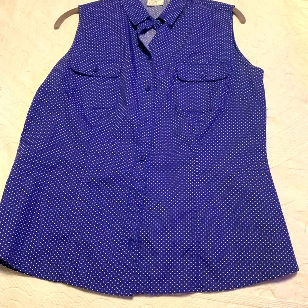 3/$13 Riders by Lee Sleeveless 2pocket tapered button down polka dot blouse